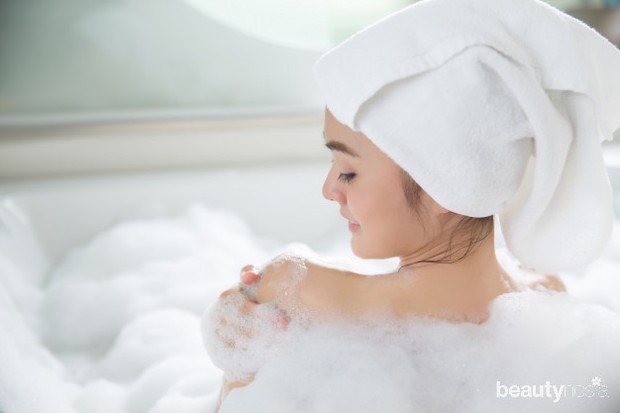Mandi setiap hari merupakan bentuk menghargai diri sendiri.