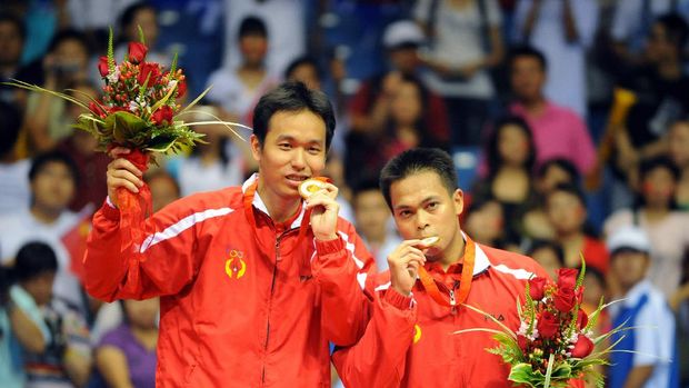 Markis Kido dan Hendra Setiawan Markis Kido (R) and Hendra Setiawan of Indonesia celebrate with their gold medals in the men's badminton doubles event of the 2008 Beijing Olympic Games in Beijing on August 16, 2008. Kido and Setiawan beat Cai Yun and Fu Haifeng of China 12-21, 21-11, 21-16. AFP PHOTO/GOH CHAI HIN (Photo by GOH CHAI HIN / AFP)