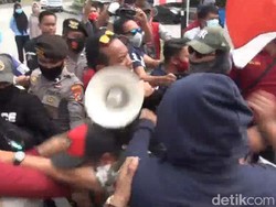 Ricuh di Depan Kantor Gubernur Sulbar, Mahasiswa-Polisi Bentrok
