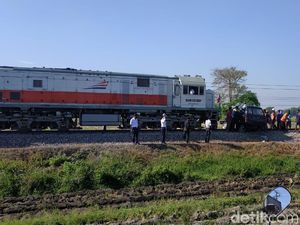 Sebuah Mobil Tertabrak Kereta Api di Kediri, Tiga Orang Tewas