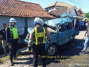 Sebuah Mobil Tertabrak Kereta Api di Sidoarjo, Ayah Ibu Anak Tewas Sebuah Mobil Tertabrak Kereta Api di Sidoarjo, Ayah Ibu Anak Tewas
