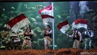 Momen Pengibaran Merah Putih di Sea World