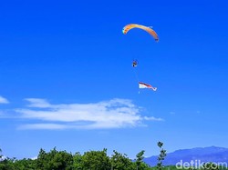 Komunitas Paralayang Bondowoso Kibarkan Merah Putih Raksasa di Angkasa