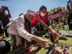 HUT RI, PDIP Surabaya Ziarah Makam Pahlawan hingga Beri Penghargaan Veteran