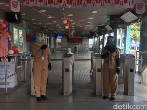 Peringati HUT Ke-75 RI, Pegawai TransJ Halte Ragunan Pakai Baju Veteran