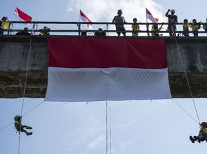 Keren! Pemanjat Anak di Jogja Ini Kibarkan Merah Putih