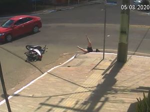 Lucu tapi Kasihan, Pemotor Ditabrak Sampai Masuk Got