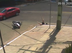 Lucu tapi Kasihan, Pemotor Ditabrak Sampai Masuk Got