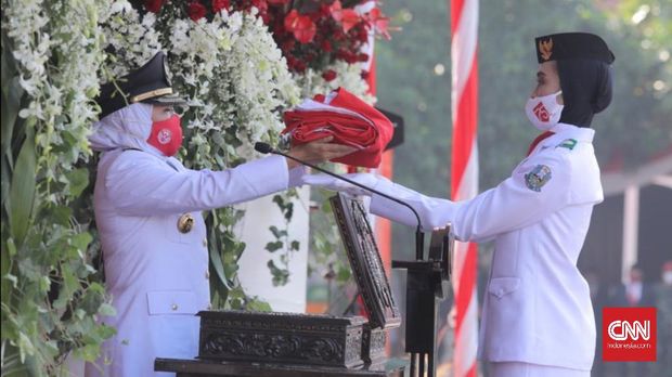 Pemerintah Provinsi (Pemprov) Jawa Timur (Jatim) tetap menggelar upacara peringatan Hari Kemerdekaan Republik Indonesia (RI) meski di tengah pandemi corona (Covid-19). Upacara dilakukan dengan tetap menerapkan protokol kesehatan ketat di Gedung Negara Grahadi, Surabaya, Senin (17/8/2020).
