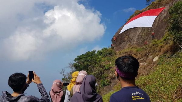 Pengibaran Bendera Merah Putih di Tebing Gunung Bongkok