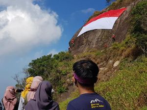 Pengibaran Bendera Merah Putih di Tebing Gunung Bongkok