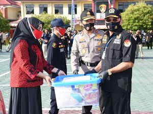 Polda Kalsel Bagikan 1 Juta Masker ke Warga di Peringatan HUT RI