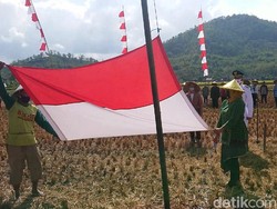 Dipimpin Camat, Petani Trenggalek Gelar Upacara di Tengah Sawah