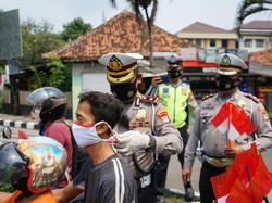 Polisi di Tangerang Bagikan Masker Merah Putih di Momen HUT ke-75 RI