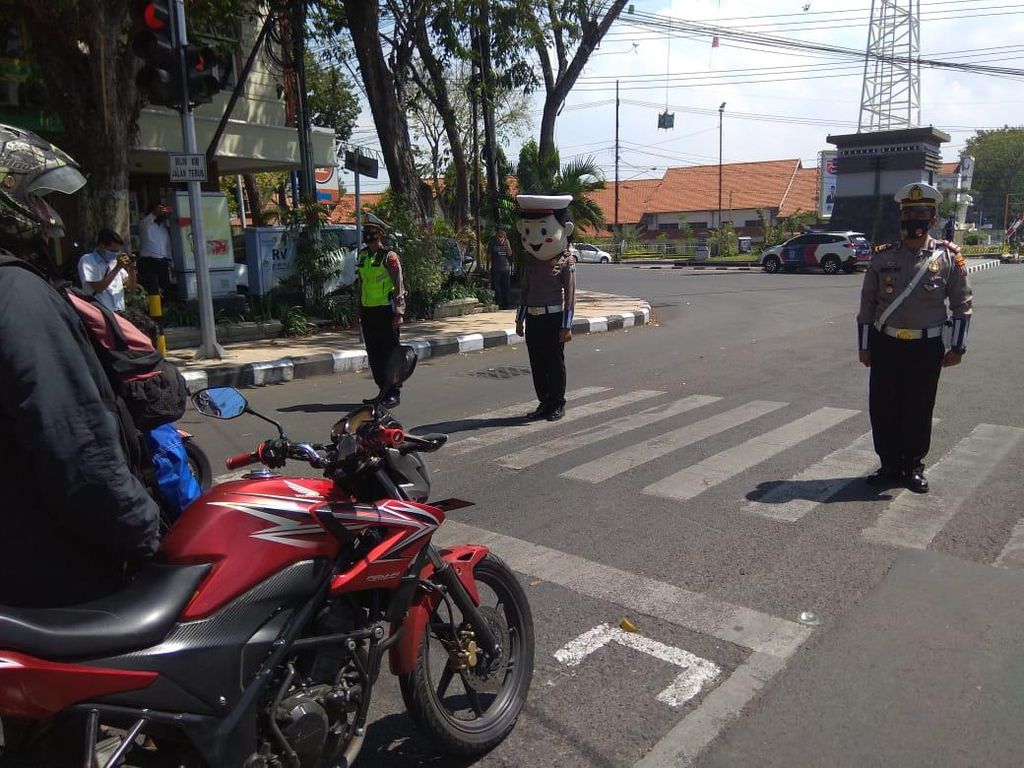 Khidmat Pengguna Jalan di Gresik Saat Detik-detik Proklamasi Khidmat Pengguna Jalan di Gresik Saat Detik-detik Proklamasi