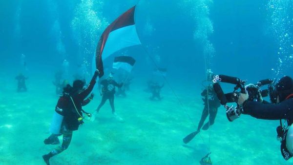 Potret Upacara Bendera di Bawah Laut Likupang