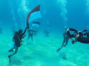Potret Upacara Bendera di Bawah Laut Likupang