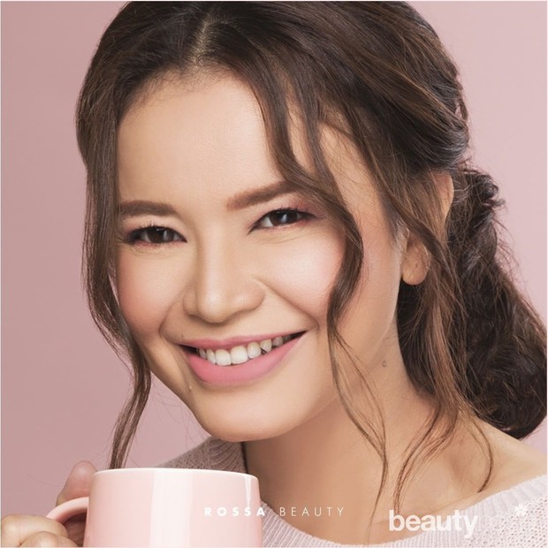 Untuk produk andalannya sendiri berupa two way cake yang diformulasikan khusus sehingga membuat wajah tampak lebih menawan