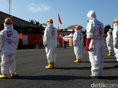 Semangat! Anggota TRC BPBD DIY Ini Upacara Pakai APD