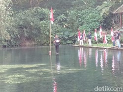 Sendang Seruni Banyuwangi Gelar Upacara di Tengah Telaga Nan Asri