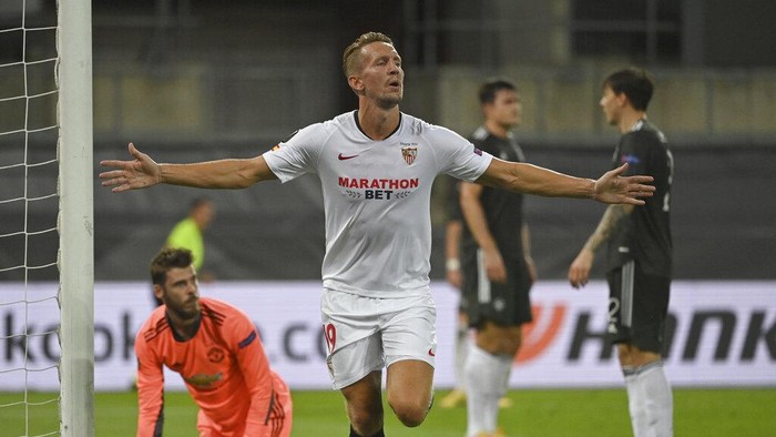 Sevillas Luuk de Jong celebrates after scoring his sides 2nd goal of the game during the Europa League semifinal soccer match between Sevilla and Manchester United in Cologne, Germany, Sunday, Aug. 16, 2020. (Ina Fassbender/Pool Via AP)