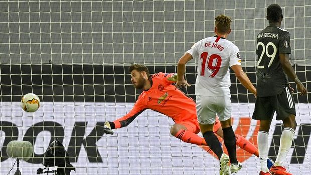 Sevilla's Luuk de Jong, center, scores his side's second goal during an Europa League semifinal match between Sevilla and Manchester United, in Cologne, Germany, Sunday, Aug. 16, 2020. (AP Photo/Martin Meissner, Pool)