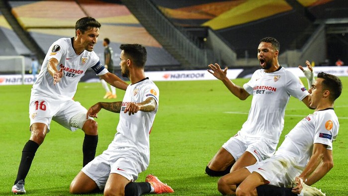 Sevillas Suso, second from left, celebrates with his teammates after he scored his sides first goal during an Europa League semifinal match between Sevilla and Manchester United, in Cologne, Germany, Sunday, Aug. 16, 2020. (AP Photo/Martin Meissner, Pool)