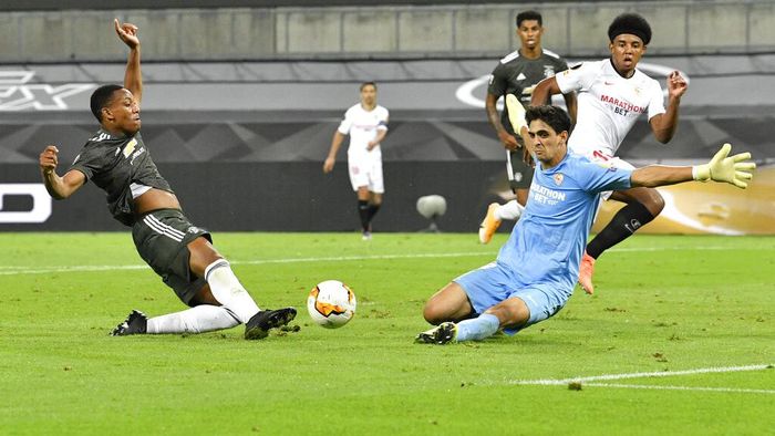 Sevilla vs Manchester United Manchester Uniteds Anthony Martial, left, tries to score past Sevillas goalkeeper Bono during an Europa League semifinal match between Sevilla and Manchester United, in Cologne, Germany, Sunday, Aug. 16, 2020. (AP Photo/Martin Meissner, Pool)