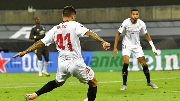 Sevilla's Suso, left, scores his side's first goal during an Europa League semifinal match between Sevilla and Manchester United, in Cologne, Germany, Sunday, Aug. 16, 2020. (AP Photo/Martin Meissner, Pool)