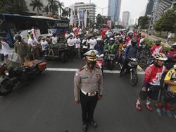 Momen Langka Rakyat Indonesia Sikap Sempurna: di Jalan hingga Kafe