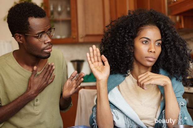 stop-lying-me-angry-beautiful-afro-american-woman-feeling-mad-her-unfaithful-husband-ignoring-his-excuses-believing-lies-young-couple-going-through-hard-times-their-relationships_