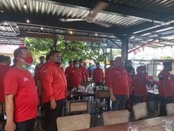 Pengunjung Kafe di Pekanbaru Sikap Sempurna Saat Detik-detik Proklamasi