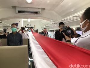 Saat Penumpang-Petugas Stasiun Senen Sikap Sempurna di Momen HUT Ke-75 RI