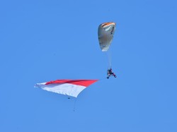 Paramotor FASI Catatkan Rekor Muri Kibarkan Bendera Merah Putih