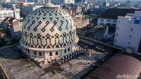 Potret Upacara Bendera di Atap Masjid