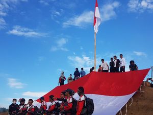 Di Bukit Senayan, Para Pendaki Polman Kibarkan Merah Putih Jumbo