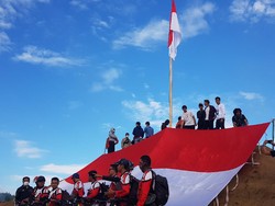 Di Bukit Senayan, Para Pendaki Polman Kibarkan Merah Putih Jumbo