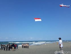 Pegiat Layang-layang Terbangkan Merah Putih di Pantai Parangkusumo