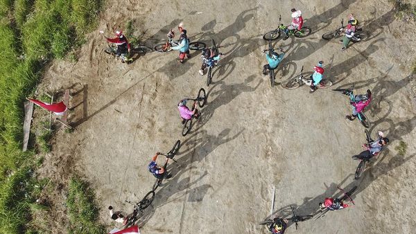 Potret Unik Upacara Pengibaran Bendera di Berbagai Daerah