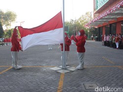 Nakes RS di Sidoarjo Ini Gelar Upacara HUT RI dengan Baju Hazmat