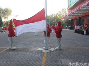 Nakes RS di Sidoarjo Ini Gelar Upacara HUT RI dengan Baju Hazmat Nakes RS di Sidoarjo Ini Gelar Upacara HUT RI dengan Baju Hazmat