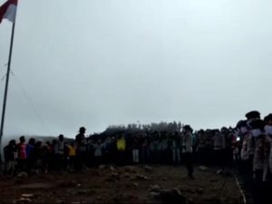 Wakapolda Sumsel Pimpin Upacara HUT RI Ke-75 di Gunung Dempo