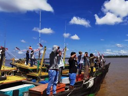 Polisi-Nelayan Jambi Gelar Upacara HUT RI di 75 Kapal Nelayan di Laut