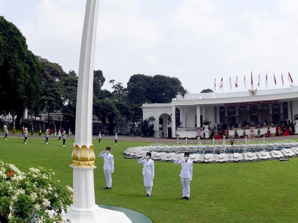 Ingat! Berdiri Tegak dan Sikap Sempurna Pukul 10.17 WIB 17 Agustus 2022 Ingat! Berdiri Tegak dan Sikap Sempurna Pukul 10.17 WIB 17 Agustus 2022