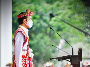 Tentang Kebiasaan Jokowi Kenakan Baju Adat di Sederet Momen Penting Tentang Kebiasaan Jokowi Kenakan Baju Adat di Sederet Momen Penting