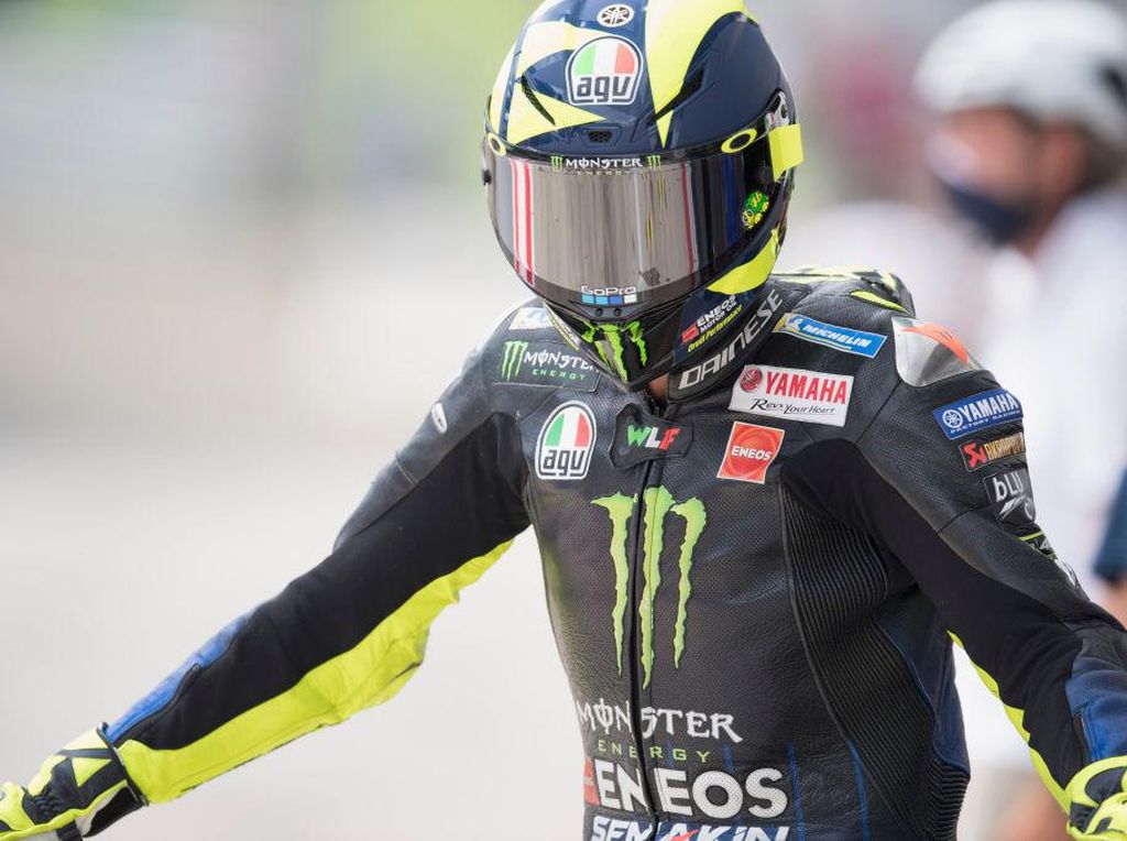 Ngeri! Momen Motor Terbang Tepat di Depan Rossi Ngeri! Momen Motor Terbang Tepat di Depan Rossi