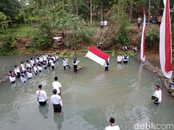 Unik! Warga Gelar Upacara Kemerdekaan di Sungai Cileueur Ciamis