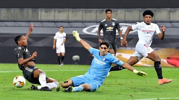 COLOGNE, GERMANY - AUGUST 16: Yassine Bounou of Sevilla FC makes a save from Anthony Martial of Manchester United during the UEFA Europa League Semi Final between Sevilla and Manchester United at RheinEnergieStadion on August 16, 2020 in Cologne, Germany. (Photo by Martin Meissner/Pool via Getty Images)