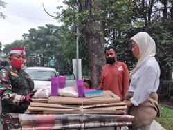 HUT RI, YKKJRK dan Kogartap 2 Bagikan Bansos-Masker ke Pemulung