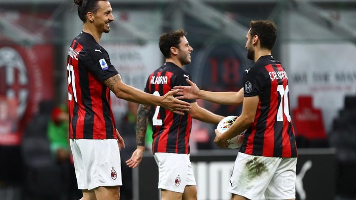 MILAN, ITALY - AUGUST 01:  Zlatan Ibrahimovic (L) of AC Milan celebrates his goal with his team-mate Hakan Calhanoglu during the Serie A match between AC Milan and Cagliari Calcio at Stadio Giuseppe Meazza on August 01, 2020 in Milan, Italy.  (Photo by Marco Luzzani/Getty Images)